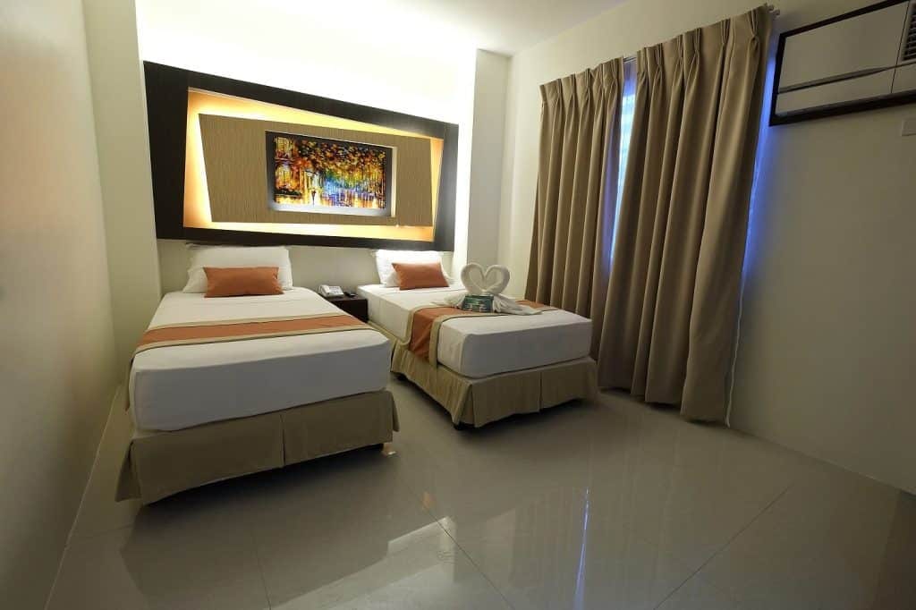 SouthPole Central Hotel business class room4